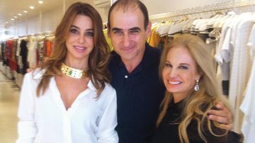 As amigas Elisabeth Abduch e Brunete Fraccaroli encontram o estilista Amir Slama em shopping de SP.
