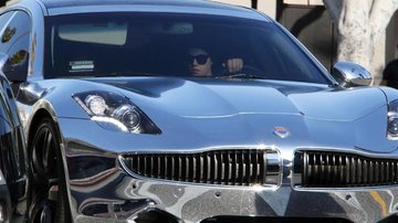 Justin Bieber passeia com Selena Gomez em seu carro cromado - The Grosby Group