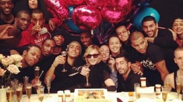 Madonna celebra o sucesso de 'MDNA' com festa junto de sua equipe - Reprodução/Twitter
