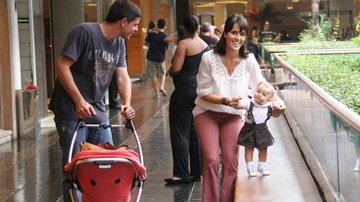 Malu, filha de Fernanda Pontes, dá seus primeiros passinhos em passeio no shopping - Daniel Delmiro / AgNews