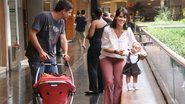 Malu, filha de Fernanda Pontes, dá seus primeiros passinhos em passeio no shopping - Daniel Delmiro / AgNews