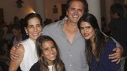 Gloria Pires com o marido, Orlando Morais, e as filhas, Ana e Antonia - Rogério Fidalgo