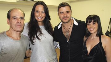 O cantor Ney Matogrosso recebe no camarim Cozete Gomes e o casal Maurício Manieri e Izabelle Stein, em casa de shows da Grande SP.