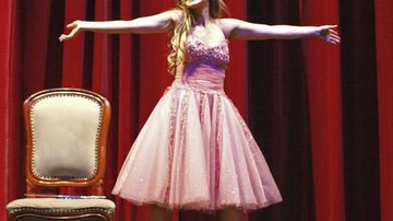 A jovem atriz e cantora Giovanna Vilarinho arrasa em canção de Wicked durante apresentação de clássicos da Broadway, em São Paulo.