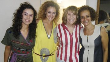 No camarim do espetáculo Essa Febre Que Não Passa, a atriz Renata Sorrah saúda Hilda Torres, Nínive Caldas e Márcia Cruz, do elenco.