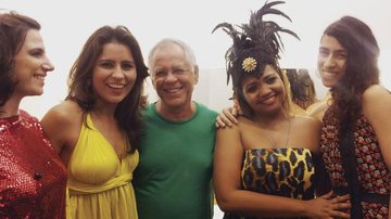 Com adereço de plumas, a cantora Gaby Amarantos é prestigiada por Nina Becker, Lia Sophia, Nelson Motta e Marisa Monte em show no Rio de Janeiro.