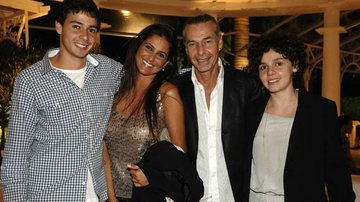 Ignácio Coqueiro com a namorada, Márcia Cauduro, e os filhos dele, Raphael e Juliana - Ivan Faria