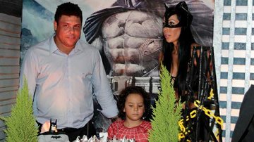 Alex com seus pais, Ronaldo e Michele Umezu - Orlando Oliveira / AgNews