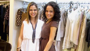 Carol Macedo, linda, de marrom, escolhe looks e é recebida por Anai Benedykt, em shopping de SP.