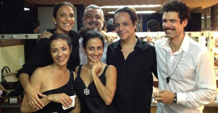 Ivete Sangalo e elenco da peça Os Catedrásticos - Twitter / Reprodução