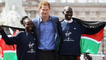 Príncipe Harry entre os atletas quenianos Wilson Kipsang e Mary Keitany, em Londres - Getty Images
