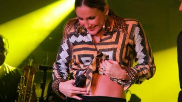 Claudia Leitte mostra barriguinha de grávida em show - Orlando Oliveira e Milene Cardoso/ AgNews