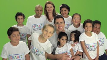 Carlos Casagrande e Sônia Sodré, do GRAAC, posam com Beatriz, Rodrigo, as irmãs Clarisse e Analisse, Giovana, Jackson, Igor, Joscielen, Maike e Kauane, para campanha do instituto.