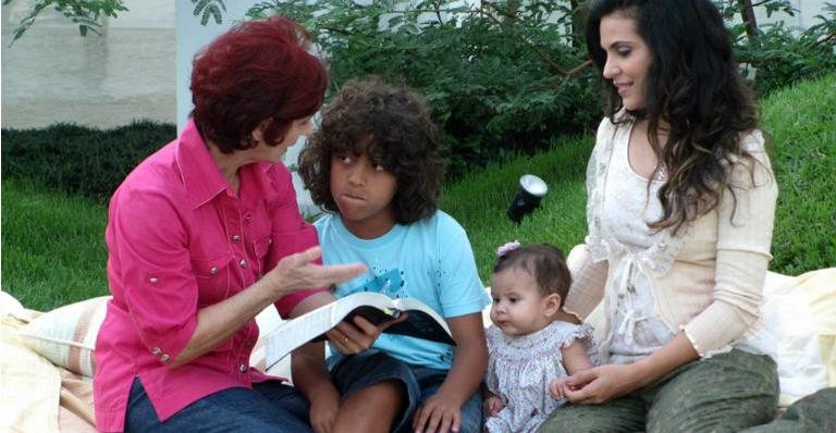 Aline Barros com os filhos, Nicolas e Maria Catherine, e a mãe, Sandra - Divulgação/ Danielly Tavares