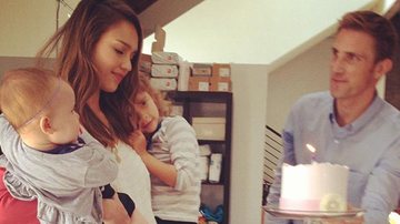 Jessica Alba faz seu desejo antes de assoprar as velinhas de seu bolo de aniversário - Reprodução/Twitter