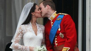 Kate Middleton e Príncipe William se beijam em público no dia de seu casamento, no Palácio de Buckingham, em Londres - Getty Images