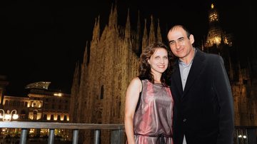 O casal na apresentação das novas peças de Amir em restaurante em frente ao histórico Duomo de Milão.