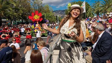 Com seu irresistível sorriso, Fafá esbanja simpatia em cortejo que celebra a primavera em Funchal. - César Alves