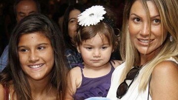 Flávia Alessandra com as filhas Giulia e Olívia - AgNews