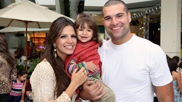 O casal Renata Ribeiro e Mauricio Shogun, lutador de UFC, confere tendências para a filha, Maria Eduarda, em SP.