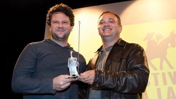 O ator Selton Mello recebe prêmio de Melhor Diretor e Filme, pelo longa O Palhaço, do curador do evento, Fernando Severo, no Centro Histórico da Lapa, na cidade paranaense.