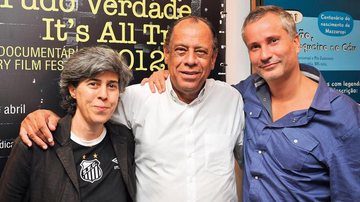 Em pré-estreia do filme Santos, 100 Anos de Futebol Arte, a diretora Lina Chamie confraterniza com o ex-jogador do time Carlos Alberto Torres e Ricardo Aidar, da produtora do longa-metragem, em SP.