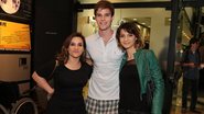 Jonatas Faro cercado pelas colegas de elenco Simone Gutierrez e Giselle Batist - Anderson Borde / AgNews