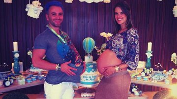 Alessandra Ambrosio e o amigo Matheus Mazzafera se divertem no chá de bebê - Twitter/Reprodução