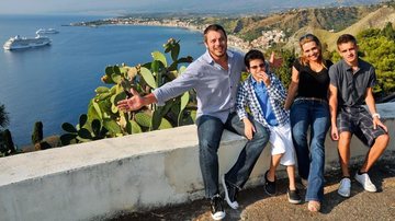 Luigi e Andreia com os filhos diante da baía de Naxos, em Messina, Itália. - Jaime Bórquez