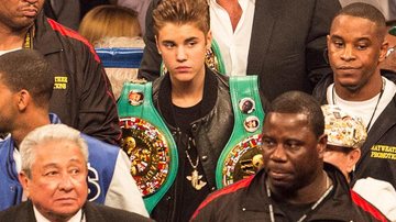 Justin Bieber com colar de R$ 38 mil em luta de boxe nos Estados Unidos - Grosby Group