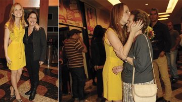 Seis anos após atuar na comédia romântica Enfim, Nós, Fernanda Rodrigues reestreia a montagem, no Rio. A atriz ganha o abraço da mãe, Heloísa, e dá um beijo na avó Virgínia.