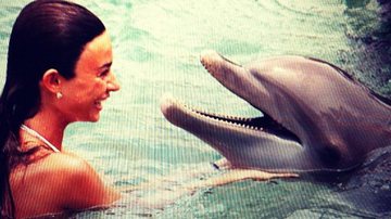 Thaila Ayala se diverte com um golfinho durante suas férias no Taiti - Reprodução/Twitter