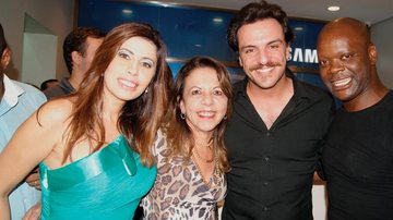 Mara Bastos, Maria Emília Genovesi, Rodrigo Lombardi e Sebastian Fonseca vão à abertura de loja, em SP.