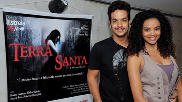O casal de atores Thiago Luciano e Lucy Ramos confere estreia de peça, SP.