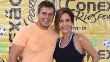 Luigi Baricelli prestigia torneio de tênis e bate-papo com a produtora musical Sheila Aragão, no Rio.