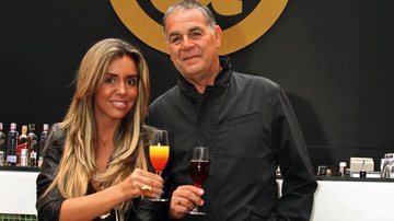 Renata Banhara e Rubens Amaral colocam o papo em dia em feijoada de clube paulistano.