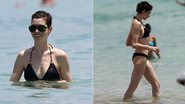 Anne Hathaway em praia de Miami - Splash News splashnews.com