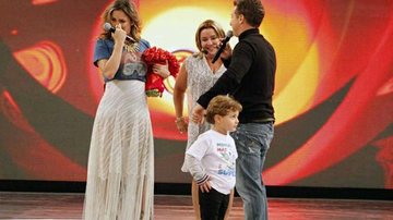 Claudia Leitte é surpreendida pela mãe e seu filho Davi no palco do 'Caldeirão' - TV Globo/Divulgação