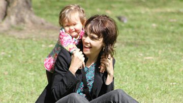 Débora Falabella com sua filha Nina - Arquivo pessoal