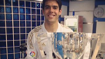 Kaká segura a taça de campeão do Campeonato Espanhol - Reprodução/Twitter