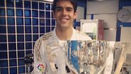 Kaká segura a taça de campeão do Campeonato Espanhol - Reprodução/Twitter