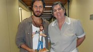 Gabriel Braga Nunes ganha boneco de seu personagem na novela 'Amor Eterno Amor' feito pela atriz Nica Bomfim - Reprodução / TV Globo