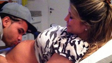 Dentinho beija barriga de Dani Souza durante exame de ultrassom - Reprodução/Twitter