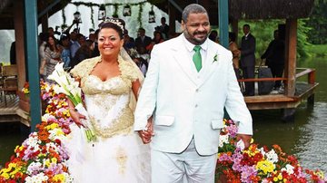 Casados, os dois deixam a cerimônia rumo à festa - Marcio Nunes