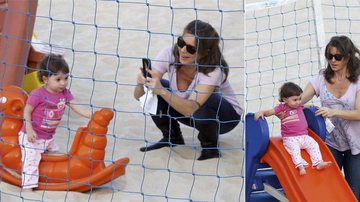 Na praia do Leblon, Rio, a atriz tira várias fotos enquanto a menina brinca na areia. Atenta, ela ajuda a filha a descer no escorrega. - Wallace Barbosa