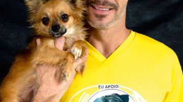 Em São Paulo, o ator Nico Puig apoia a campanha Diga Não à Leishmaniose e posa com seu mascote, Tarantino, no Primeiro Encãotro.