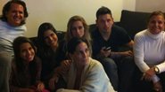 Glória Pires ao lado da família assistindo ao episódio de As Brasileiras estrelada pela atriz e sua filha - Reprodução/Twitter