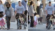 Adam Sandler passeia com a família por Brentwood, na Califórnia - Reprodução/Grosby Group