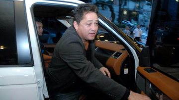 Leonardo chega ao hospital para visitar o filho Pedro - Tércio Teixeira/ Futura Press