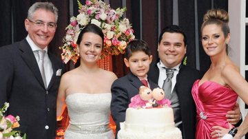 Com o amado, Carlos Lima Jr., e o herdeiro, Pedro, a apresentadora Gigi Monteiro, à dir., felicita os noivos, Ariane Cristine Nunes de Faria, sua prima, e Thiago Vilela, em Mogi das Cruzes, SP.